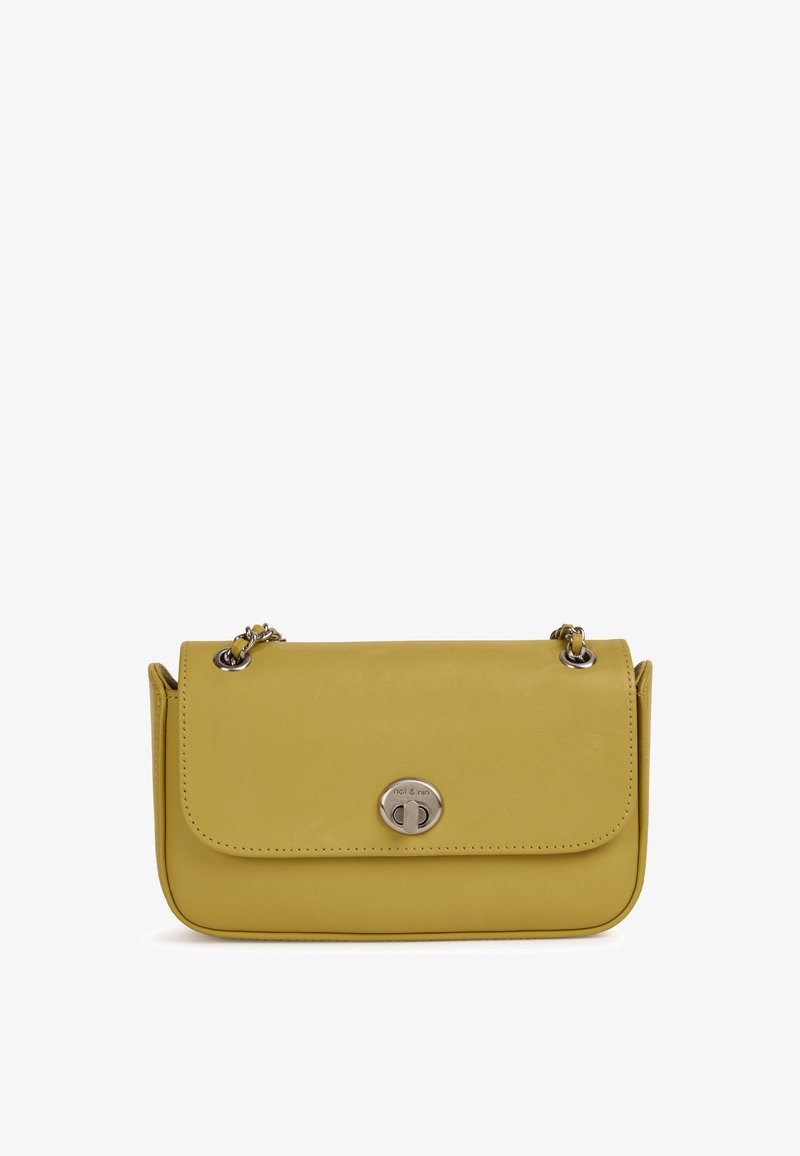 Bolso de mano de cuero amarillo con cierre de solapa, herrajes plateados y correa de hombro de cadena. Textura suave con bordes redondeados.