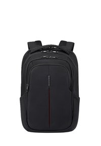 Zaino nero realizzato in tessuto resistente; presenta tre scomparti con zip, spallacci imbottiti e una silhouette elegante con un accento rosso.