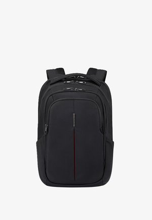 Mochila negra fabricada con material duradero; cuenta con tres compartimentos con cremallera, correas de hombro acolchadas y una silueta elegante con un acento rojo.
