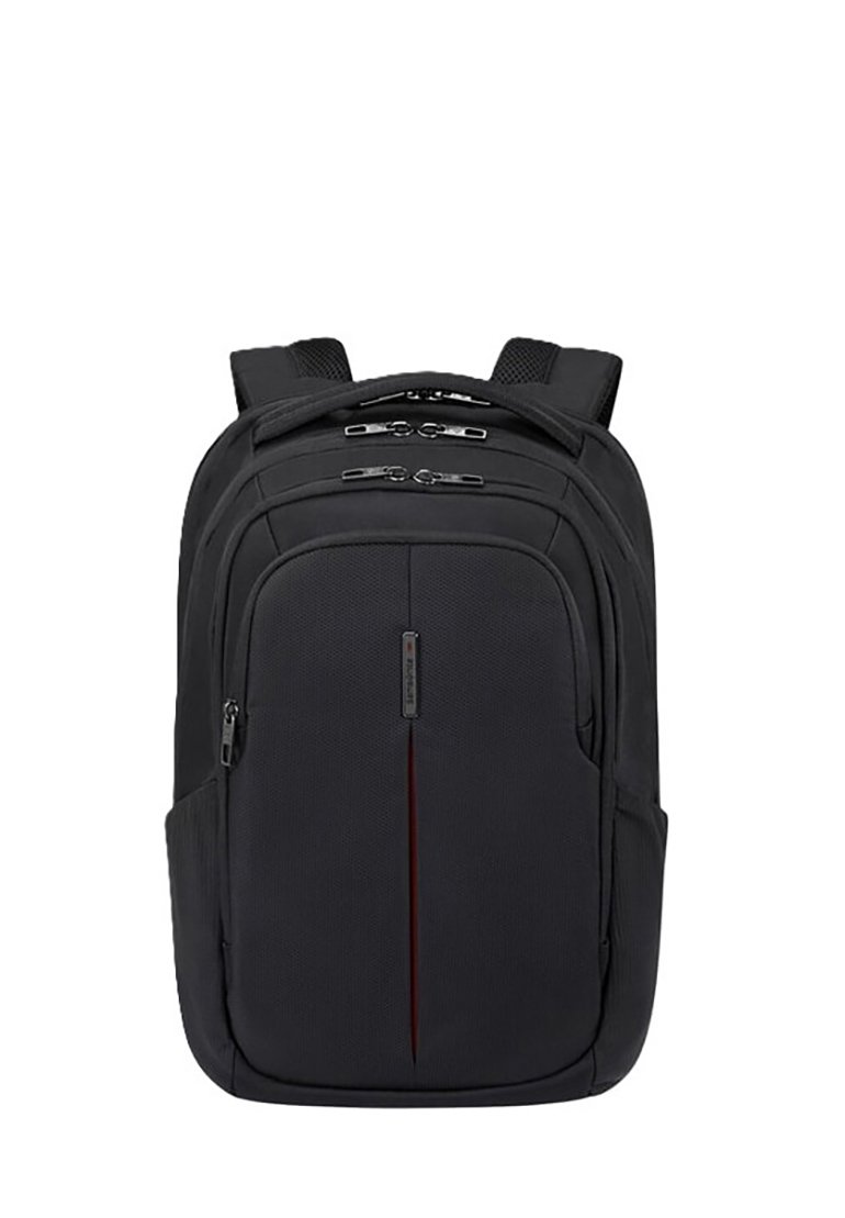 Zaino nero realizzato in tessuto resistente; presenta tre scomparti con zip, spallacci imbottiti e una silhouette elegante con un accento rosso.