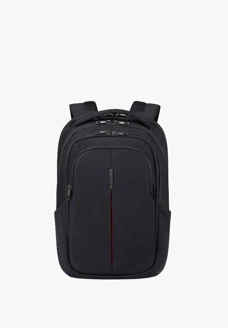 Mochila negra fabricada con material duradero; cuenta con tres compartimentos con cremallera, correas de hombro acolchadas y una silueta elegante con un acento rojo.
