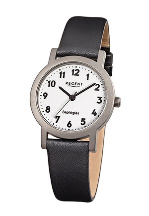 Montre en métal argenté avec un cadran blanc comportant des chiffres arabes noirs, un bracelet en cuir noir et un verre saphir pour la durabilité.