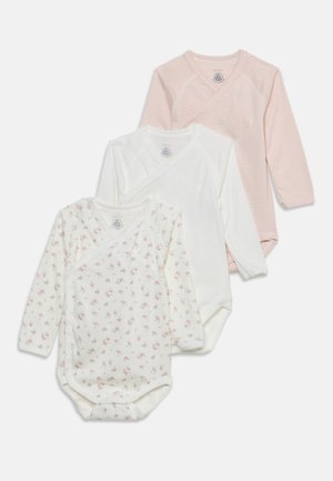 Tre langærmede babybodyer med sidesnapper, i pink striber, ensfarvet hvid og hvid med små pink blomster.