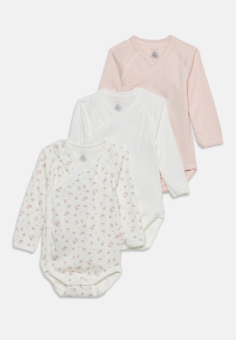 Trois bodys bébé à manches longues avec des pressions latérales, en rayures roses, blanc uni et blanc avec petits motifs floraux roses.