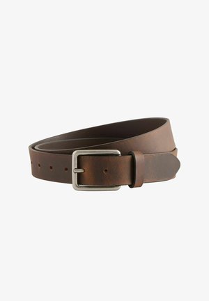 Barna bőr öv sima textúrával, ezüstszínű fémböngyörűvel és több méretállító lyukkal.