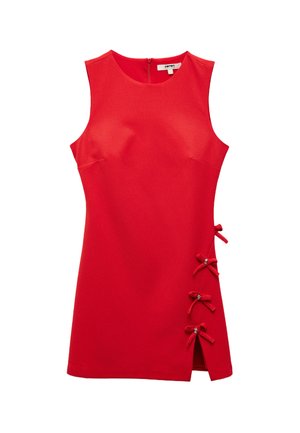 Rotes ärmelloses Kleid mit rundem Ausschnitt, seitlichen Schlitzen und drei dekorativen Schleifen mit metallischen Akzenten auf der linken Seite. Aus glattem Stoff hergestellt.