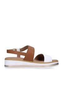 Sandal con tomaia in pelle beige e fascia anteriore bianca, cinturino regolabile alla caviglia e suola a piattaforma bianca e oro a strati.
