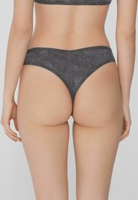 Panties de algodón gris de talle alto con textura suave y costuras mínimas, que presentan un corte de pierna bajo para un perfil elegante.