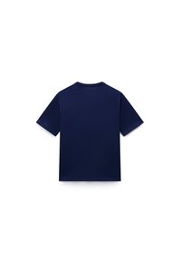 Κοντομάνικο μπλουζάκι σε σκούρο μπλε ναυτικό χρώμα με στρογγυλή λαιμόκοψη, εμφανιζόμενο από πίσω σε λευκό φόντο.