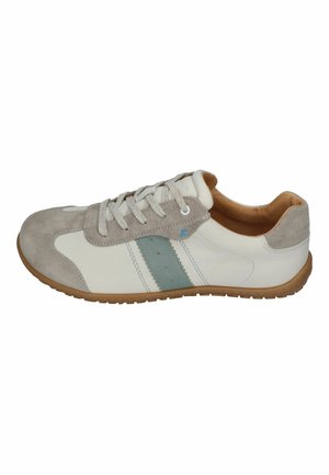 Legerer Low-Top-Sneaker aus weißem Leder, grauen Wildleder-Overlays, hellblauem Streifen, beigen Schnürsenkeln und Gummisohle.