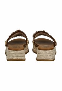 Sandali con zeppa, suola intrecciata di un beige chiaro, cinturini in tessuto marrone con dettagli frangiati e soletta marrone liscia.