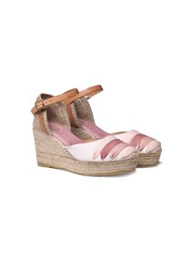 Espadrilles con zeppa, suola in juta e tomaia in tessuto rosa. Presentano un cinturino alla caviglia in pelle beige e un retro strutturato.