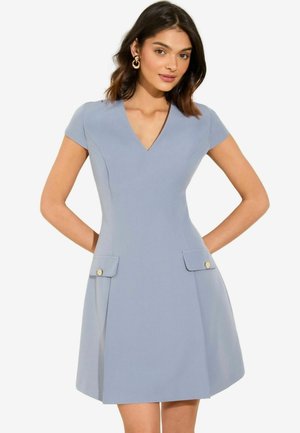 Abito fitted di colore azzurro con maniche corte, scollatura a V e tasche anteriori con dettagli di bottoni in tono oro. Tessuto dalla texture liscia.