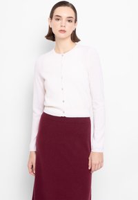 Cardigan rosa chiaro in materiale morbido, con scollo rotondo, maniche lunghe e cinque bottoni sul davanti.