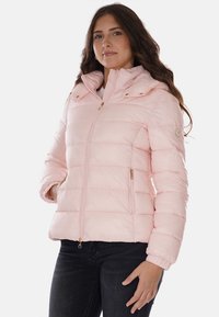Giacca puffer rosa chiaro con cappuccio, chiusura con zip frontale e due tasche laterali; presenta polsini a coste e una leggera cucitura diagonale.