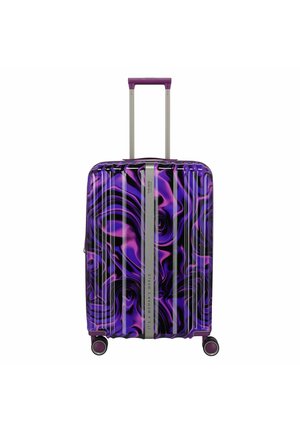 Lila und schwarzer Koffer mit wirbelndem Muster, hartschalig, mit ausgezogenem silbernem Griff und vier lila Rollen, steht aufrecht.
