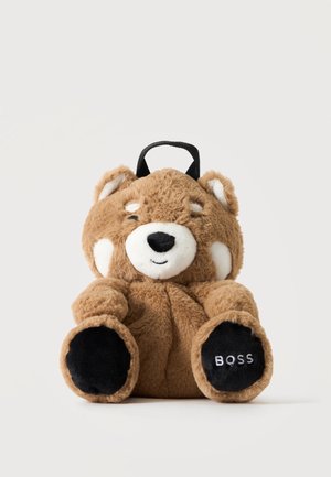 Brauner Plüschbären-Rucksack mit einem lächelnden Gesicht, weißen Gesichtszügen, schwarzen Pfotenpolstern und einem schwarzen Griff oben. Auf einer Pfote steht "BOSS."