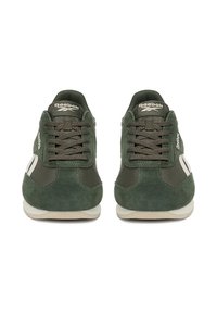 Zielone zamszowe trampki z zaokrąglonym noskiem, pasującymi sznurówkami, białymi akcentami i teksturowanymi detalami po bokach. Klasyczny design i niska sylwetka.