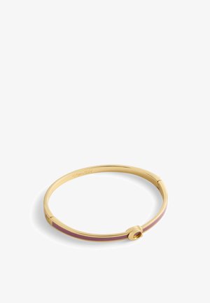 Bracciale rigido in tono oro con striscia di smalto rosa, chiusura circolare e finitura liscia e lucida, con marchio impresso all'interno.