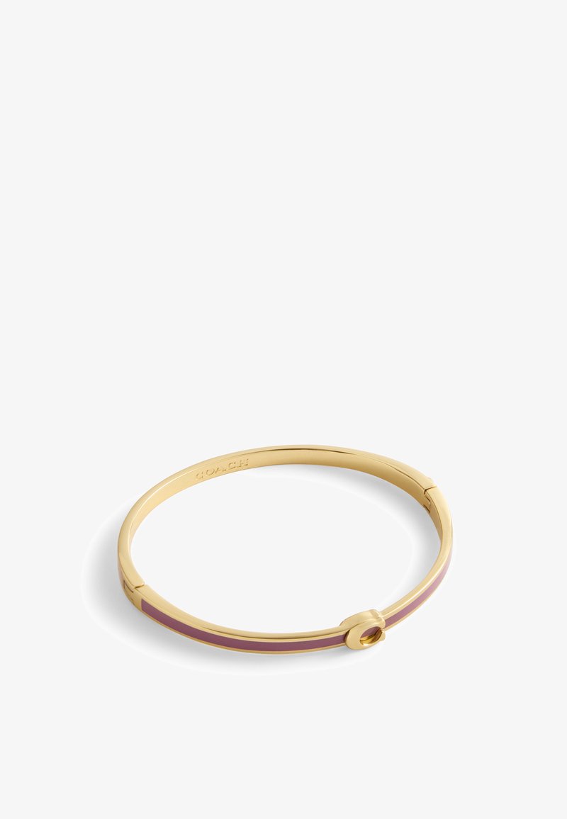 Bracciale rigido in tono oro con striscia di smalto rosa, chiusura circolare e finitura liscia e lucida, con marchio impresso all'interno.