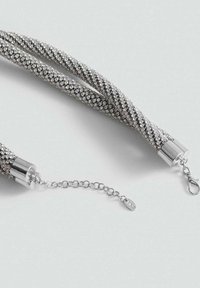 Metalen ketting met twee gedraaide strengen, versierd met strasstenen, met zilverkleurige onderdelen en een kettingluitring.