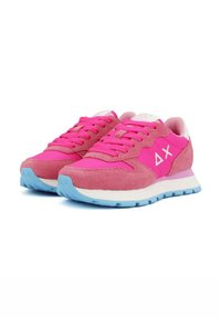 Rosa Sport Schuhe mit einem Obermaterial aus Wildleder und Mesh, ausgestattet mit einer blauen Außensohle, rosa Schnürsenkeln und einem Logo-Akzent an der Seite.