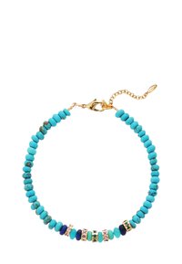 Bracelet en perles turquoise avec un fermoir en or, entrecoupé de petites perles rehaussées d'or et de nuances de bleu variées.