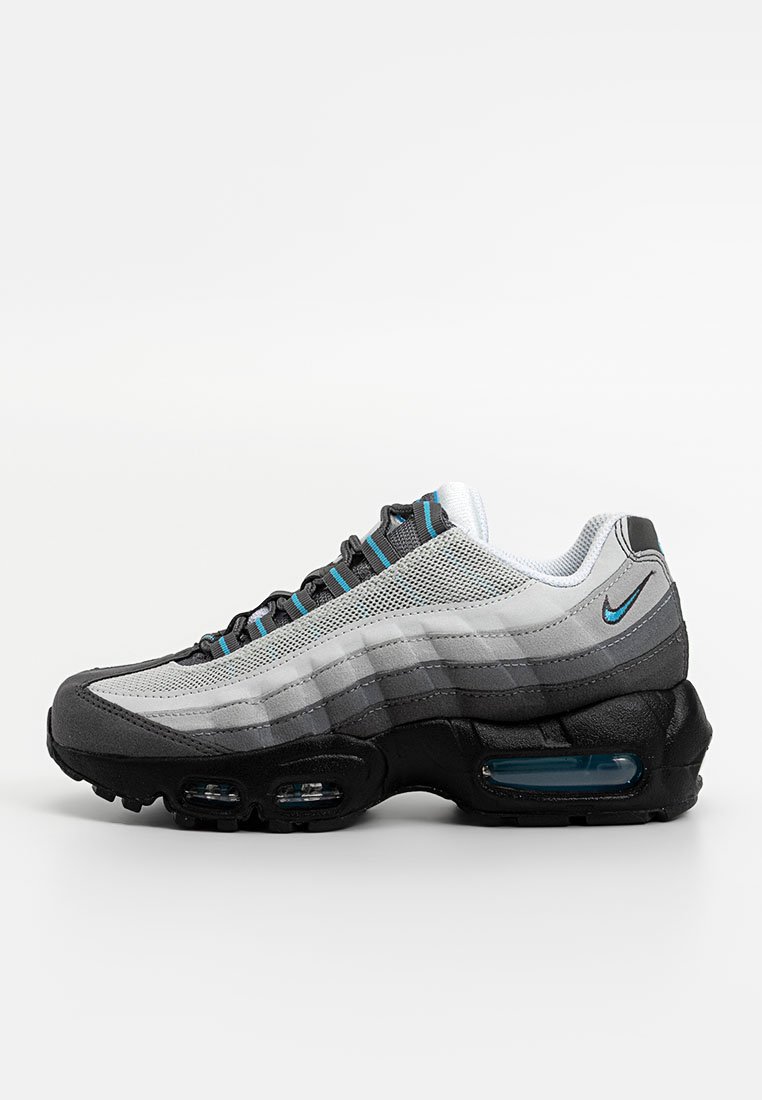 Zapatillas Nike con un diseño en gris y negro, parte superior de malla, unidad de amortiguación de aire distintiva y acentos en azulverdoso en los ojales y el logo.