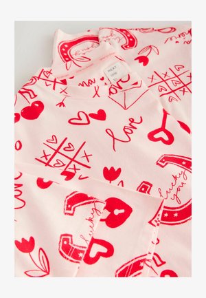 Světlé růžové látky s červenými tištěnými vzory, včetně srdcí, květin a frází jako "láska" a "máš štěstí." Kulatý výstřih, měkká textura.