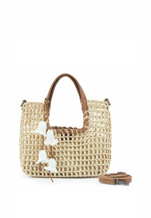 Sac à main tissé beige avec des poignées en cuir marron, des breloques blanches en forme de cloche et une bandoulière amovible en cuir marron sur fond blanc.