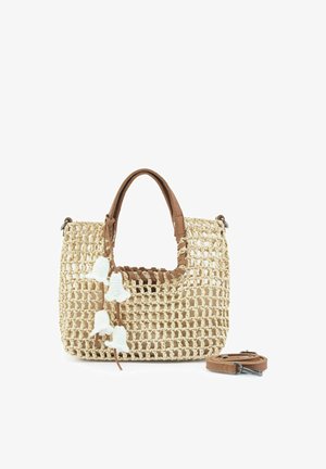 Beigefarbene gewebte Handtasche mit braunen Ledergriffen, weißen glockenförmigen Anhängern und abnehmbarem braunen Leder-Schulterriemen auf weißem Hintergrund.