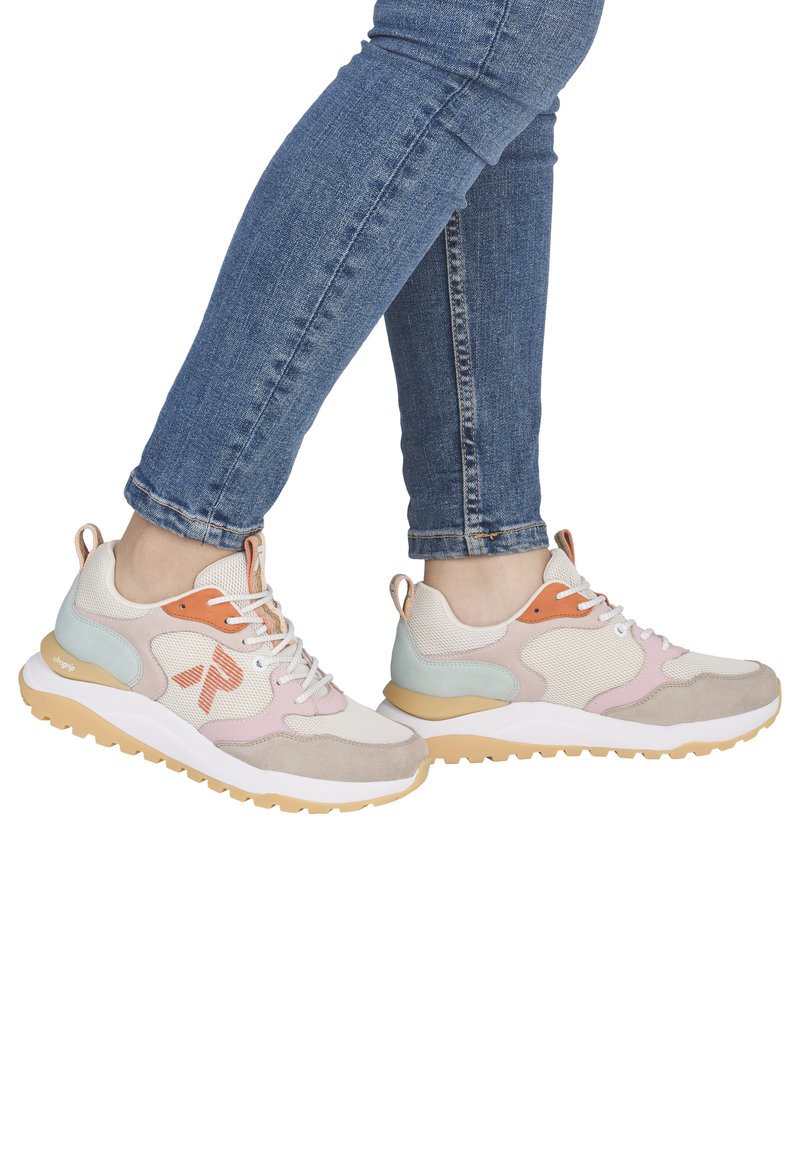 Sneakers bestehen aus einer Mischung aus Mesh und Wildleder in Pastellfarben – Rosa, Beige und Hellblau – mit einer strukturierten Sohle und kontrastierenden orangen Akzenten.