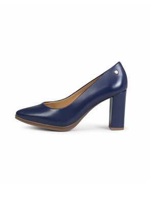 Zapato de tacón alto para mujer de cuero azul marino, con punta en forma de punta, tacón ancho y pequeño detalle metálico con el logo en la trasera del talón.
