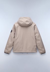 Beige vattentålig jacka med huva, elastiska ärmslut och dragsko i nederkant. Har en cirkulär logotyp på vänster ärm. Slät textur.