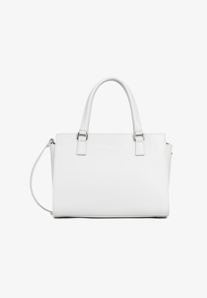 Borsa a mano in pelle bianca con due manici superiori e tracolla rimovibile. Caratterizzata da una forma rettangolare, una texture liscia e un branding sottile.