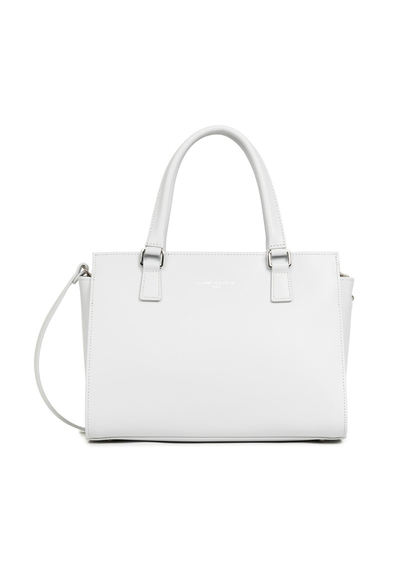 Sac à main en cuir blanc avec deux poignées supérieures et une bandoulière amovible. Présente une forme rectangulaire, une texture lisse et un branding subtil.