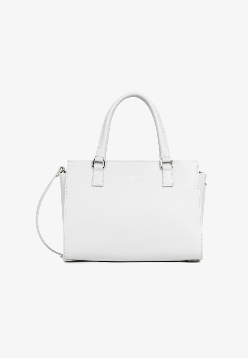 Sac à main en cuir blanc avec deux poignées supérieures et une bandoulière amovible. Présente une forme rectangulaire, une texture lisse et un branding subtil.