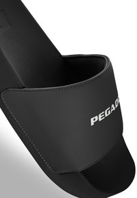 Fekete slides szandál textúrált felsőrésszel, széles pánttal és "PEGADA" márkajelzéssel. Simább felület kontrasztos varrással.