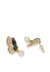 Ohrringe in goldfarbener Ausführung mit schwarz-grünen marmorierten Akzenten, klaren Kristalldetails und hängenden Perlen, im floralen Design.