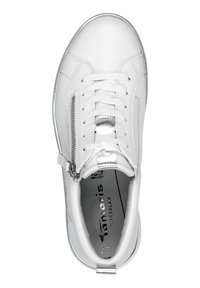 Sneaker bianco in pelle con lacci frontali, dettaglio di zip argento sul lato e punta rotonda. L'interno mostra il marchio e la taglia.