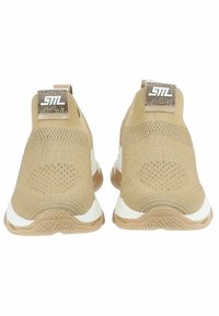 Helle braune gestrickte Sneaker mit strukturiertem Obermaterial, weißer Zwischensohle und profiliertem Gummi-Laufsohle. Mit Stoff-Schlaufen an der Ferse.
