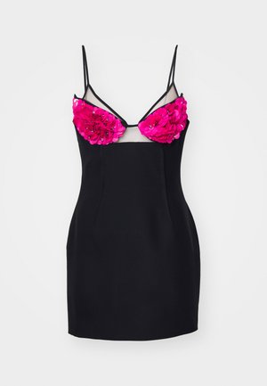 Fekete ruha vékony pántokkal, nagy rózsaszín virágmintákkal, hálós panellel a nyakvonalnál és testhez simuló szabással.