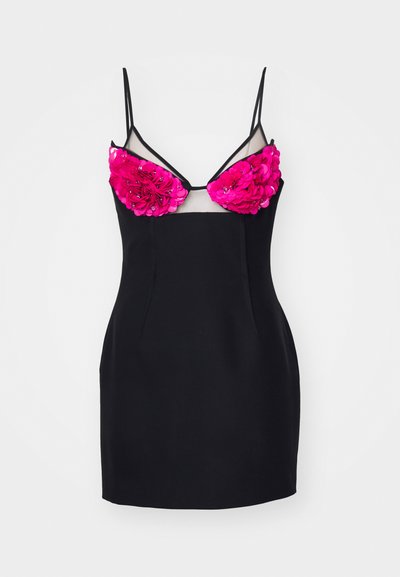 Sort kjole med tynde stropper, der har store lyserøde blomsterapplikationer, et mesh-panel ved halsudskæringen og en tætsiddende silhuet.