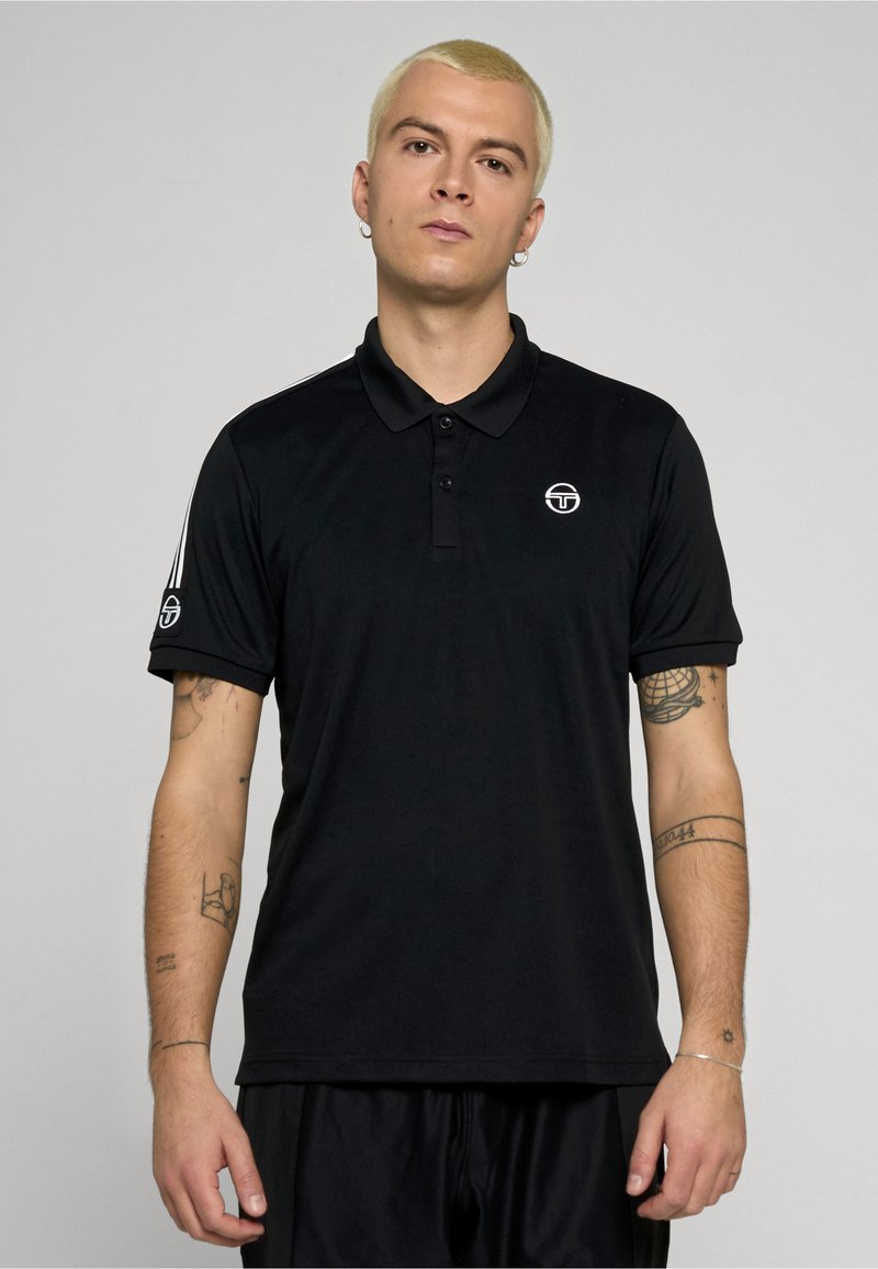Czarna koszulka polo z gładkiej tkaniny, z kołnierzykiem zapinanym na guziki, krótkimi rękawami i białymi paskami na ramionach. Małe logo na piersi.