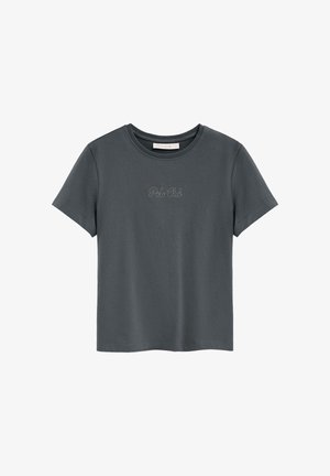 T-shirt gris foncé à manches courtes et col rond avec l'inscription "Polo Club" en petit texte cursif cousu sur la poitrine.