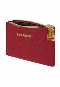 Portafoglio in pelle rossa con texture a granuli, hardware dorato, chiusura con zip e logo "LAZAROTTI" sul davanti, design rettangolare compatto.