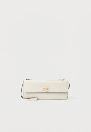 Bolso de mano rectangular de cuero crema con cierre giratorio rectangular dorado y correa delgada ajustable para el hombro.