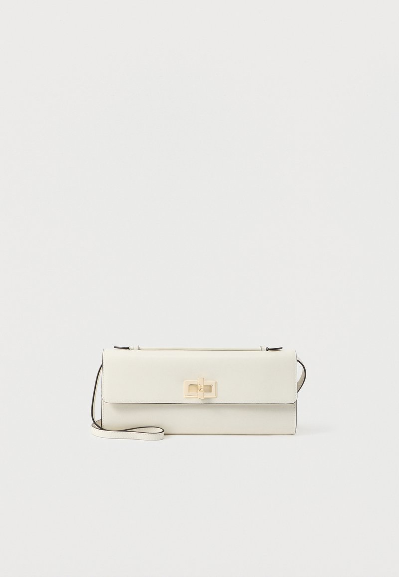 Κρεμ ορθογώνια δερμάτινη τσάντα χειρός με χρυσό ορθογώνιο κούμπωμα στρίψιμο και λεπτό ρυθμιζόμενο λουρί ώμου.