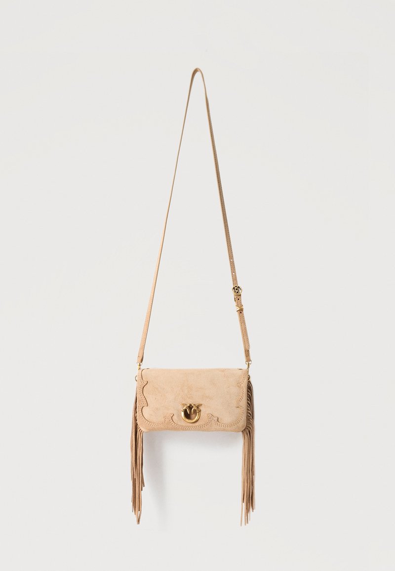 Μπεζ τσάντα χιαστί από σουέτ με μακρύ ρυθμιζόμενο λουρί, χρυσό κυκλικό κούμπωμα, κυματιστά άκρα και φούντες με κρόσσια και στις δύο πλευρές.