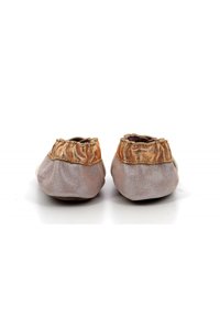 Δερμάτινα παπούτσια μωρού με μαλακή, στρογγυλή σιλουέτα. Μεταλλική χρυσή λεπτομέρεια στο κολάρο, ροζ-χρυσή απόχρωση και υφή επιφάνειας.